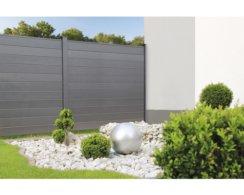 Szene mit Sichtschutzzaun, Zierkies und Edelstahlkugel für den Garten