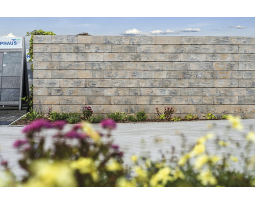 Mauer aus Betonsteinen im Aussenbereich mit Bepflanzung