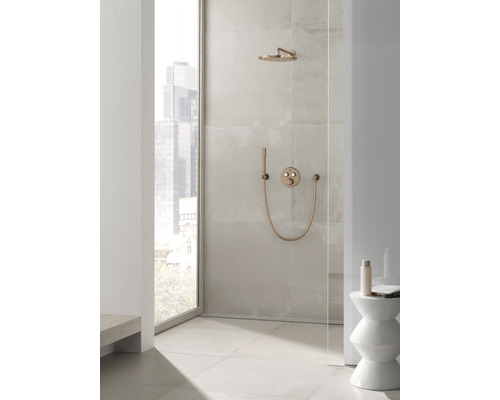 Douche à l''italienne avec pomme de tête, douchette à main et robinetterie dans une salle de bain lumineuse