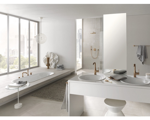 Salle de bains lumineuse avec baignoire, double vasque et grande baie vitrée