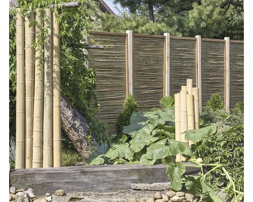 Gartenszene mit Bambuselementen und Weidenzaun