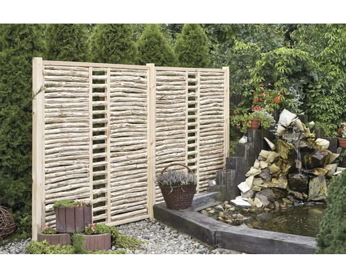 Deux écrans de confidentialité en bois dans le jardin avec bassin et plantes