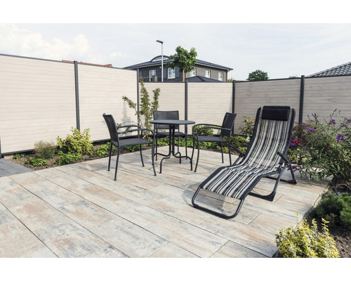 Terrasse avec brise-vue, groupe de tables de jardin et chaise longue