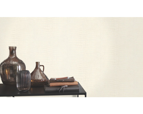 Dekorative Tapete mit Schlangenmuster an der Wand