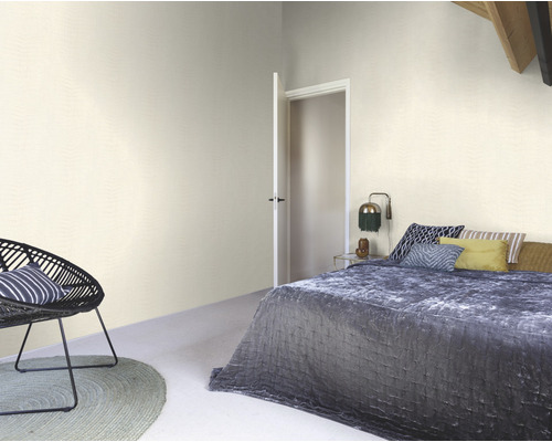 Schlafzimmer mit Bett, Stuhl, Teppich und geöffneter Tür