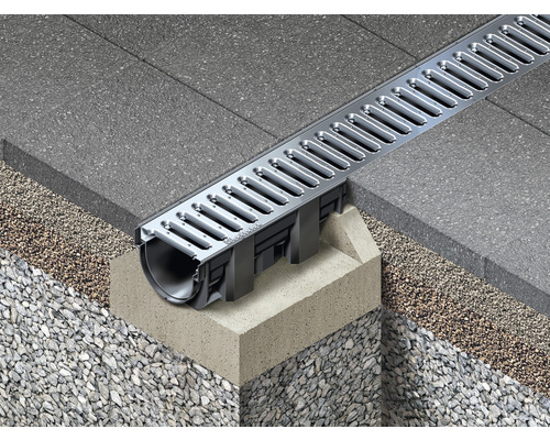 Vue détaillée d''un caniveau de drainage intégré avec grille
