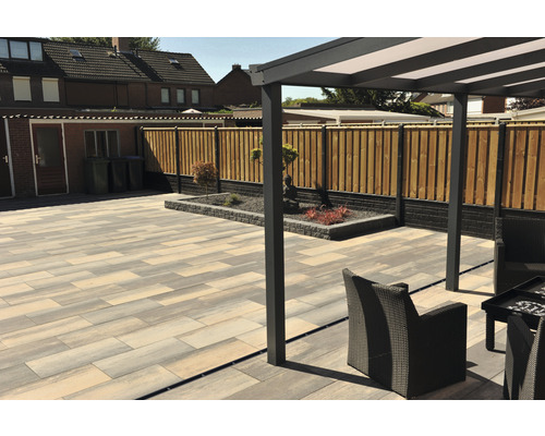 Aussenbereich mit Terrassenplatten, Zaun und Überdachung