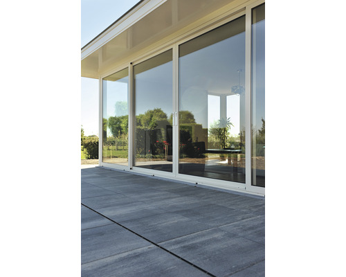 Terrasse mit großer Schiebetür und Steinboden