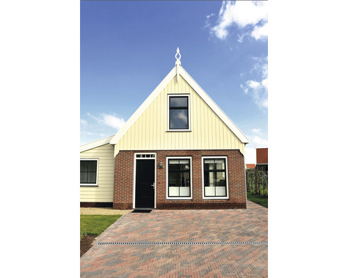 Vue d''une maison d''habitation avec façade en briques et allée