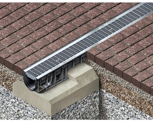 Vue détaillée d''une rigole de drainage en métal dans des pavés