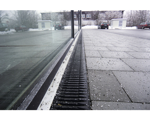 Entwässerungsrinne aus Kunststoff vor einem Gebäude