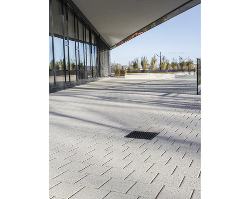 Aussenbereich mit Pflastersteinen und Entwässerungsrinne