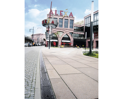 Vue extérieure du centre commercial Alexa à Berlin avec caniveau de drainage