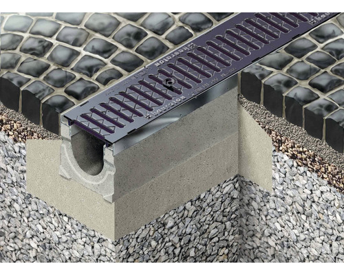 Coupe transversale d''un drainage de cour avec fondation en béton et pavage en pierre