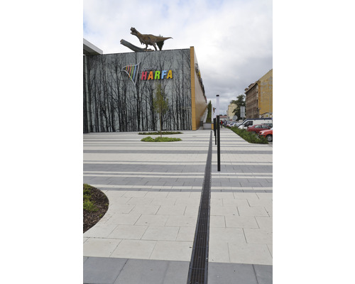 Vue extérieure d''un centre commercial avec une statue de dinosaure sur le toit