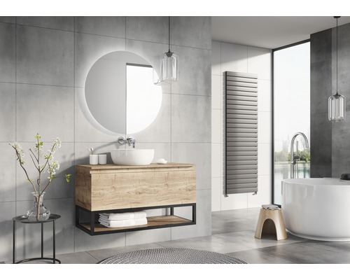 Helles Badezimmer mit Waschtisch, Spiegel mit Beleuchtung, Heizkörper und freistehender Badewanne