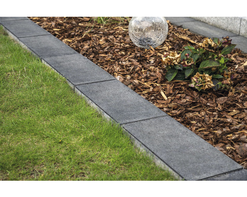 Jardin avec pelouse, paillis d''écorce et bordure de parterre en pierre