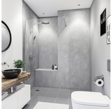 Salle de bain moderne avec douche, lavabo avec plateau en bois naturel et toilettes