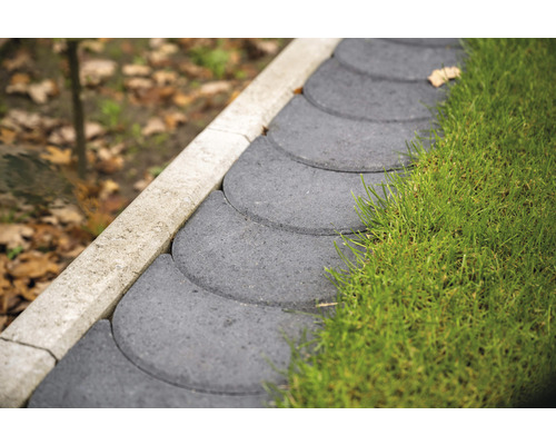 Gros plan de bordures de pelouse grises dans le jardin