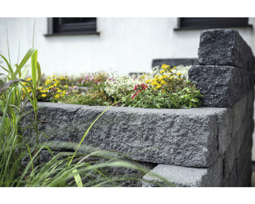 Hochbeet aus Betonsteinen mit Bepflanzung