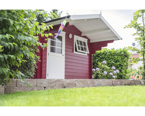 Gartenhaus mit Tür und Fenster im Garten