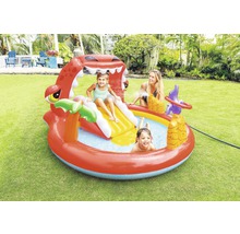 Aufblasbares Planschbecken in Krokodilform mit Rutsche und Wassersprinkler für Kinder im Garten.