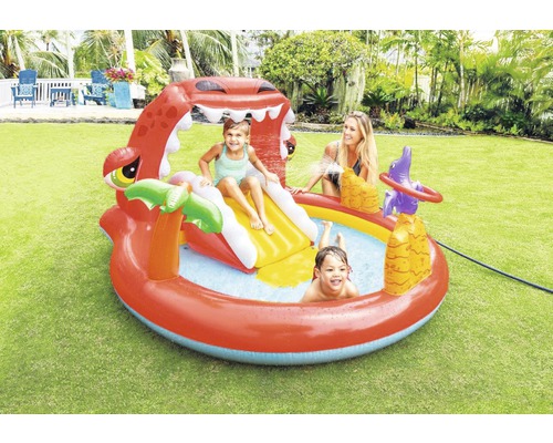 Aufblasbares Planschbecken in Krokodilform mit Rutsche und Wassersprinkler für Kinder im Garten.