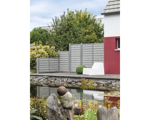 Scène de jardin avec pare-vue, bassin et mobilier de jardin