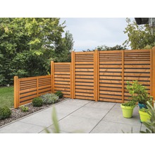 Gartenszene mit Holzzaun und Steinplatten