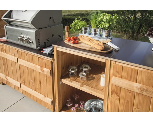 Outdoor-Küche aus Holz mit Grill und Ablagefläche für Speisen