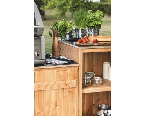 Cuisine extérieure en bois avec barbecue, herbes aromatiques, tomates et pain dans le jardin