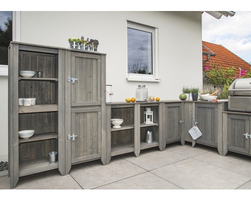 Cuisine d''extérieur grise en bois avec espace de rangement sur une terrasse