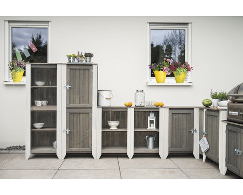 Aussenküche mit Schränken und Regalen auf einer Terrasse