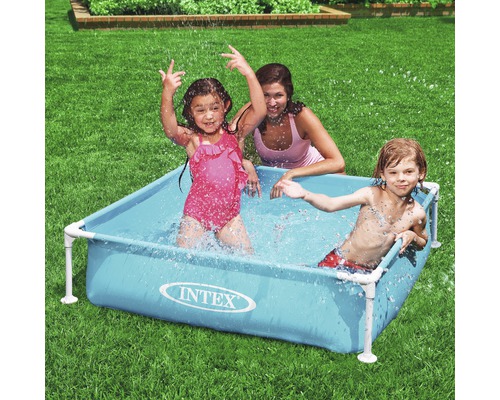 Aufblasbarer Intex Pool mit spielenden Kindern und Erwachsenem im Garten.