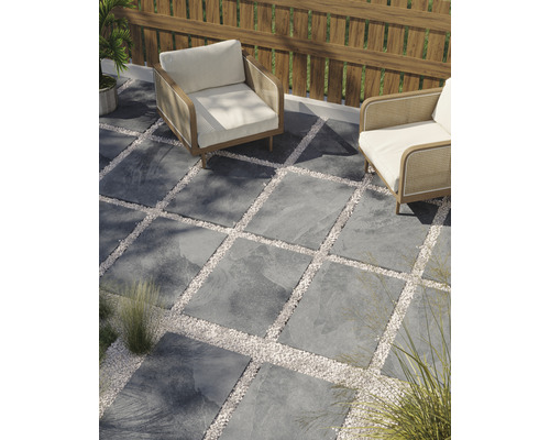 Terrasse avec dalles en pierre et surfaces en gravier, ainsi que deux fauteuils