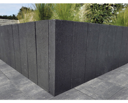 Hochbeet aus Betonsteinen mit Pflanzen bepflanzt