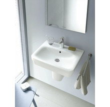 Modernes Badezimmer mit weissem Aufsatzwaschbecken, Armatur und Spiegelschrank