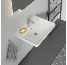 Badezimmer Waschbecken mit Armatur, Seife und Handtuch