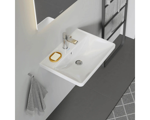 Badezimmer Waschbecken mit Armatur, Seife und Handtuch