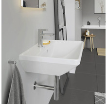 Modernes Badezimmer mit weißem Wandwaschtisch, Armatur und Handtuchhalter