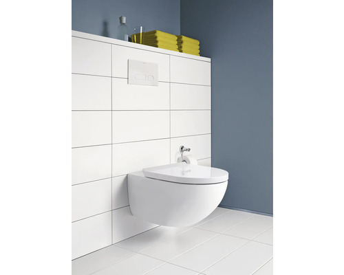 Modernes Badezimmer mit Wand-Tiefspülklosett und weißen Fliesen