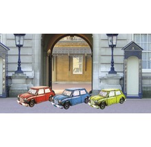 Drei Spielzeugautos vor einem Gebäude