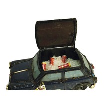 Kühlbox in Autoform gefüllt mit Eis und Getränkedosen