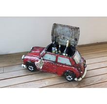 Dekorative Minibar im Auto Design mit offenem Deckel und Getränken im Innenraum