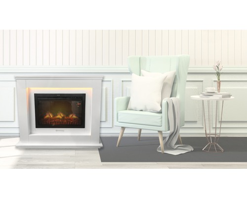 Wohnzimmer mit elektrischem Kamin, Sessel und Beistelltisch