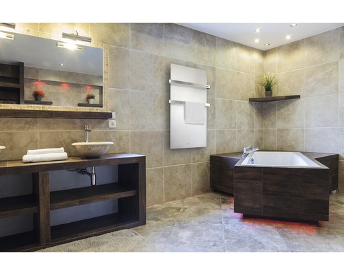 Badezimmer mit Waschbecken, Spiegel, Handtuchwärmer und Badewanne