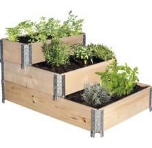 Hochbeet aus Holz mit Kräutern auf drei Ebenen