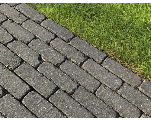 Pavés gris à côté d''une pelouse verte
