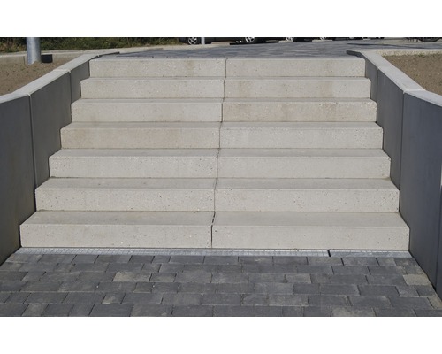 Aussentreppe aus Beton mit Pflastersteinen