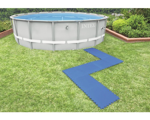 Aufbaubecken mit Bodenfliesen im Garten